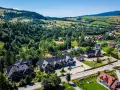 Gorce: malownicza wieś z pensjonatami, idealne miejsce, by znaleźć nocleg i odpocząć wśród zieleni.