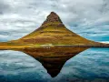 Ikona Islandii, góra Kirkjufell, odbija się w spokojnej wodzie. To jedne z najpiękniejszych gór w Europie.