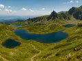 Siedem Jezior Rilskich, Bliźniacze jeziora w górach Rila, otoczone zielonymi zboczami i skalistymi szczytami.