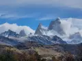 Majestatyczne argentyna góry, szczyty Fitz Roy i Cerro Torre wyłaniają się z chmur.