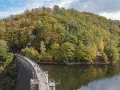Zapora w górach Sowich, jesienna mapa atrakcji. Spacer po koronie zapory z widokiem na lasy w barwach jesieni.