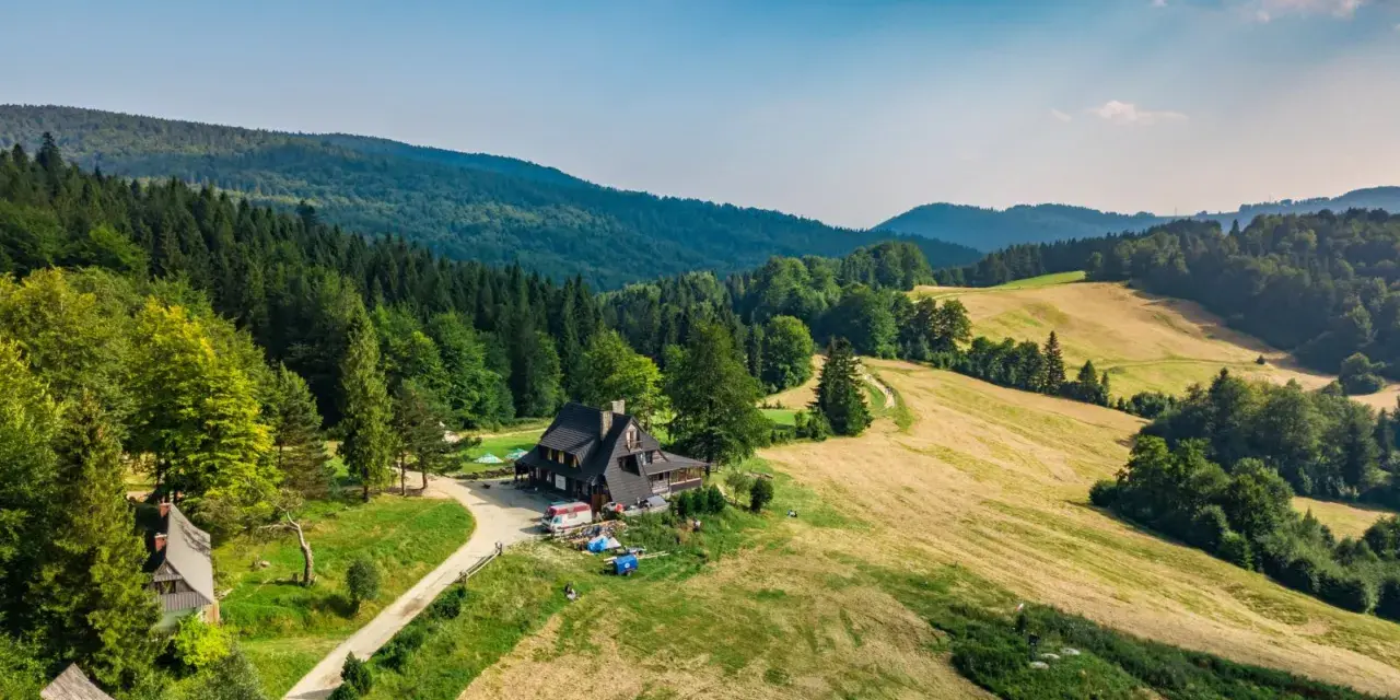 Bacówka nad Wierchomlą: Zaplanuj idealną wyprawę w Beskidy!