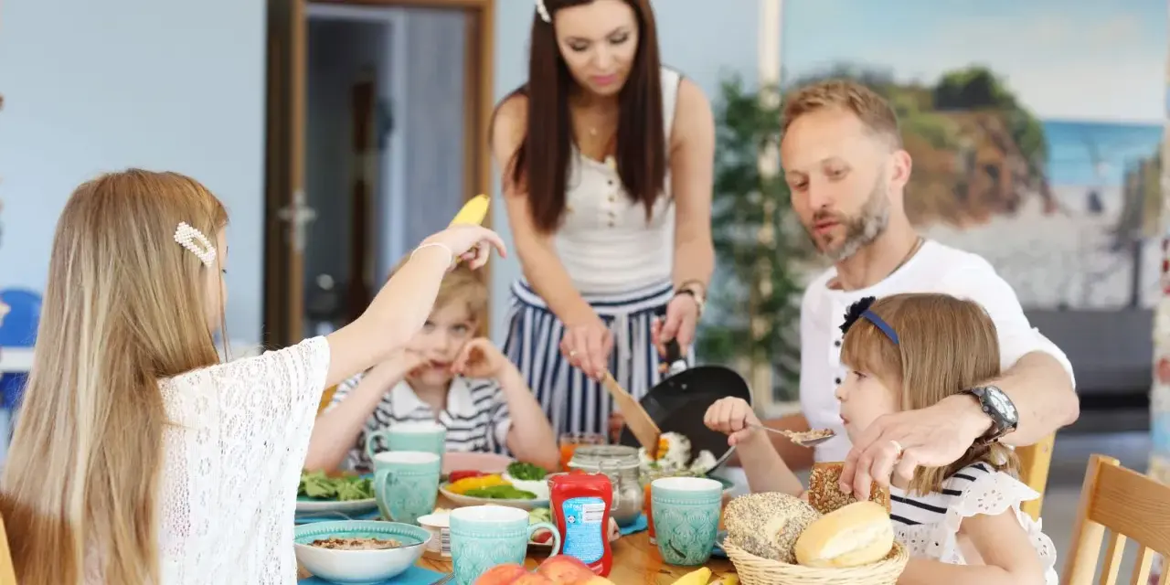 Tanie noclegi nad Bałtykiem: Gdzie szukać i jak oszczędzić na urlopie?