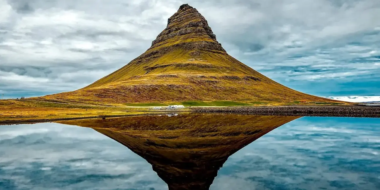 Ikona Islandii, góra Kirkjufell, odbija się w spokojnej wodzie. To jedne z najpiękniejszych gór w Europie.