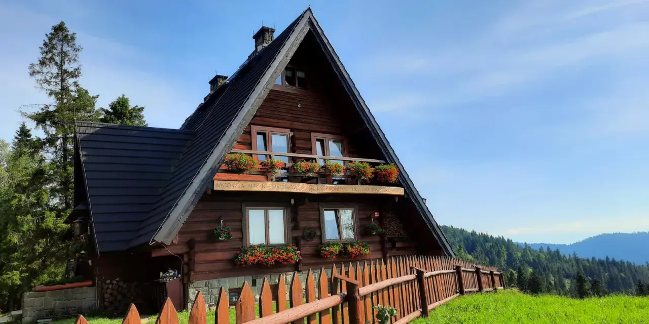 Bacówka na Zadzielu: górski azyl z widokiem na Tatry czy warto?