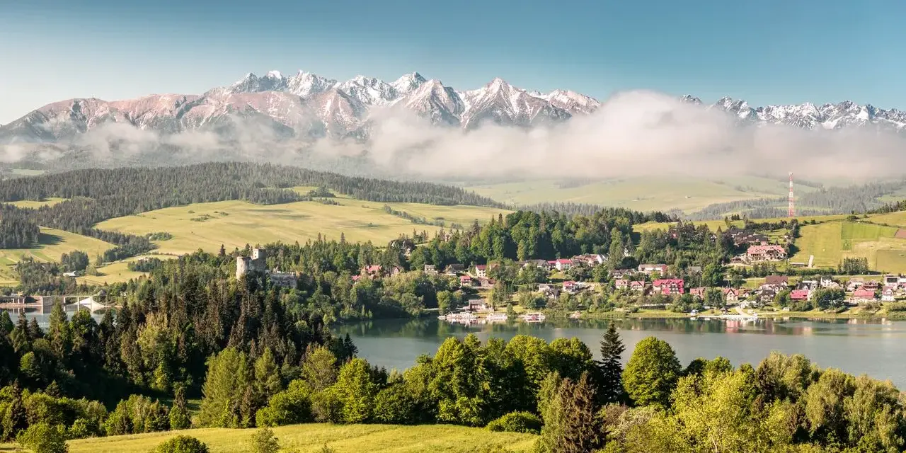 Widok na zamek w Czorsztynie, jezioro i Tatry. Idealne miejsce, by zobaczyć piękno Pienin.