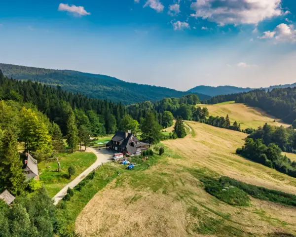 Bacówka nad Wierchomlą: Zaplanuj idealną wyprawę w Beskidy!