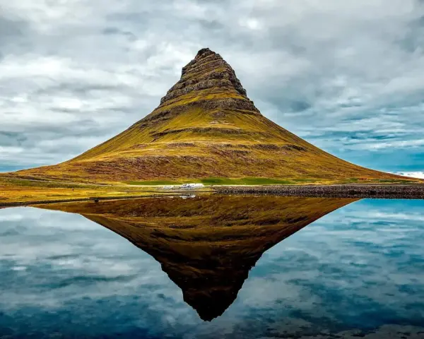 Ikona Islandii, góra Kirkjufell, odbija się w spokojnej wodzie. To jedne z najpiękniejszych gór w Europie.