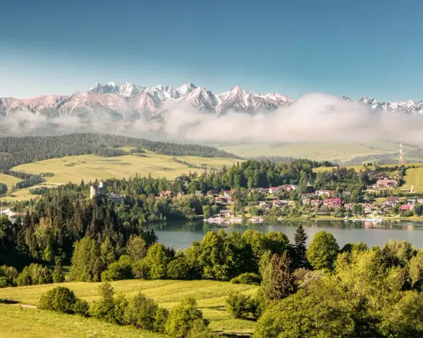 Widok na zamek w Czorsztynie, jezioro i Tatry. Idealne miejsce, by zobaczyć piękno Pienin.