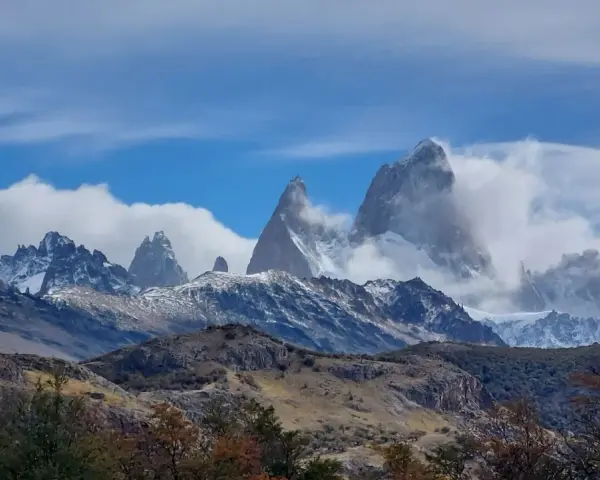 Majestatyczne argentyna góry, szczyty Fitz Roy i Cerro Torre wyłaniają się z chmur.