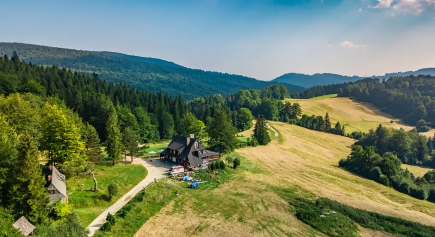 Bacówka nad Wierchomlą: Zaplanuj idealną wyprawę w Beskidy!