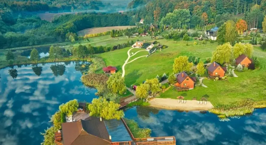 Malownicze domki nad jeziorem, zielone wzgórza i lasy tworzą urokliwy krajobraz. Szwajcaria Kaszubska atrakcje zachwycają spokojem i pięknem natury.