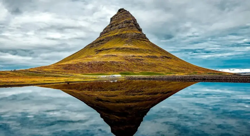 Ikona Islandii, góra Kirkjufell, odbija się w spokojnej wodzie. To jedne z najpiękniejszych gór w Europie.