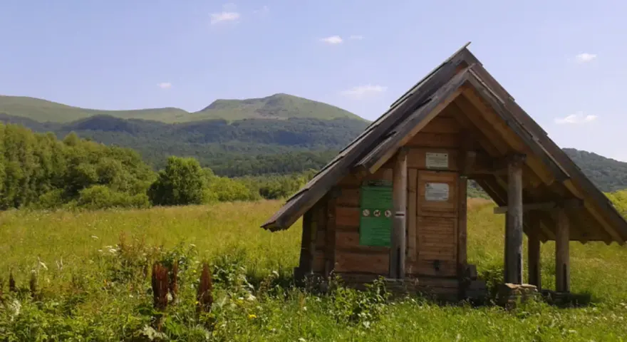 Nocleg pod Tarnicą: Wołosate czy Ustrzyki Górne? Wybierz mądrze!