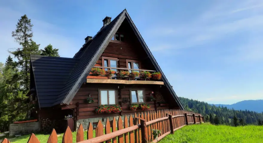 Bacówka na Zadzielu: górski azyl z widokiem na Tatry czy warto?