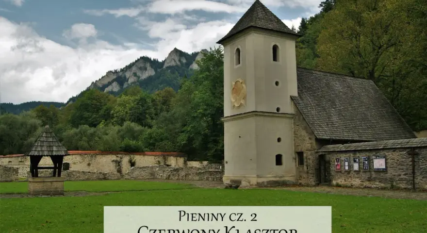 Czerwony Klasztor w Pieninach, z charakterystyczną wieżą i kamiennymi murami, na tle zielonych gór.