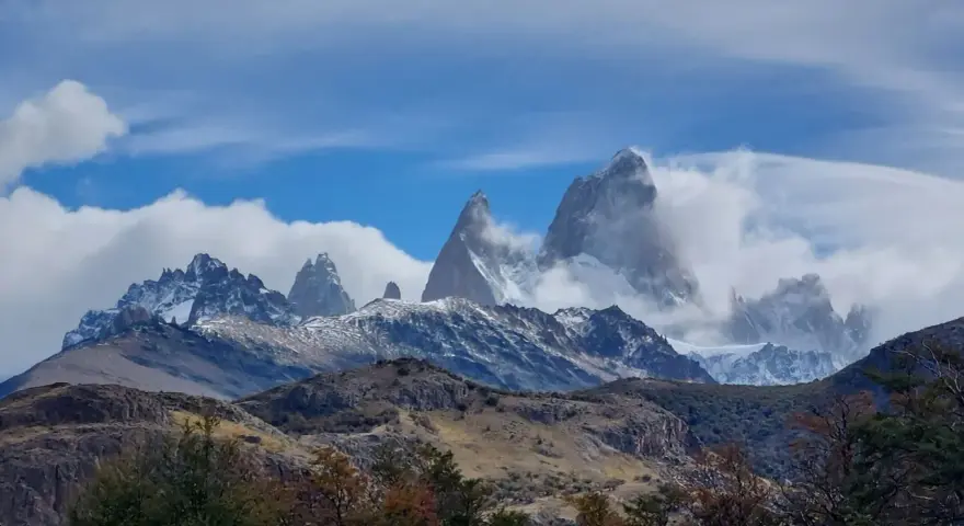 Majestatyczne argentyna góry, szczyty Fitz Roy i Cerro Torre wyłaniają się z chmur.
