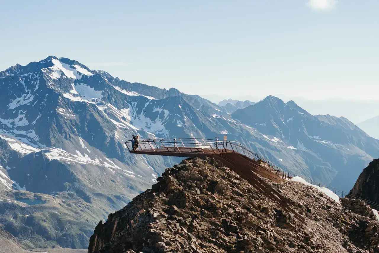 Widok na majestatyczne góry w Zillertal z platformy widokowej. Ludzie podziwiają zapierającą dech w piersiach panoramę.