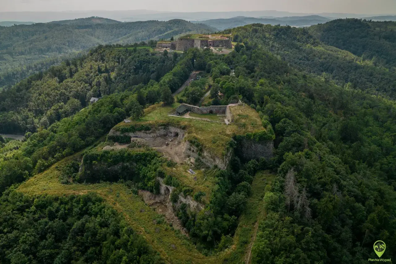 Góry Sowie - mapa atrakcji: rozległy fort na wzgórzu otoczony lasami, z widocznymi ruinami i ścieżkami.