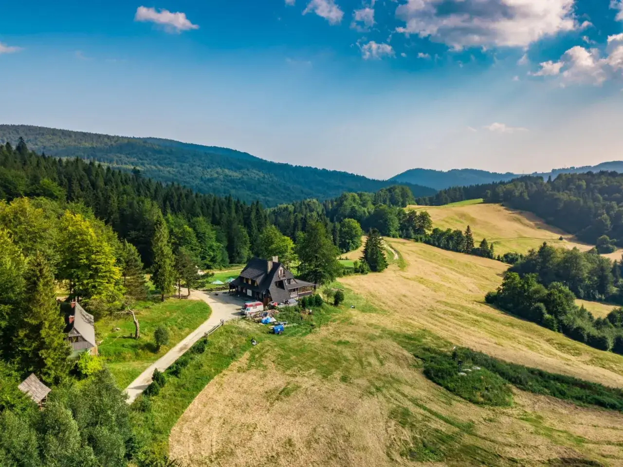 Bac&oacute;wka PTTK nad Wierchomlą widok Tatry