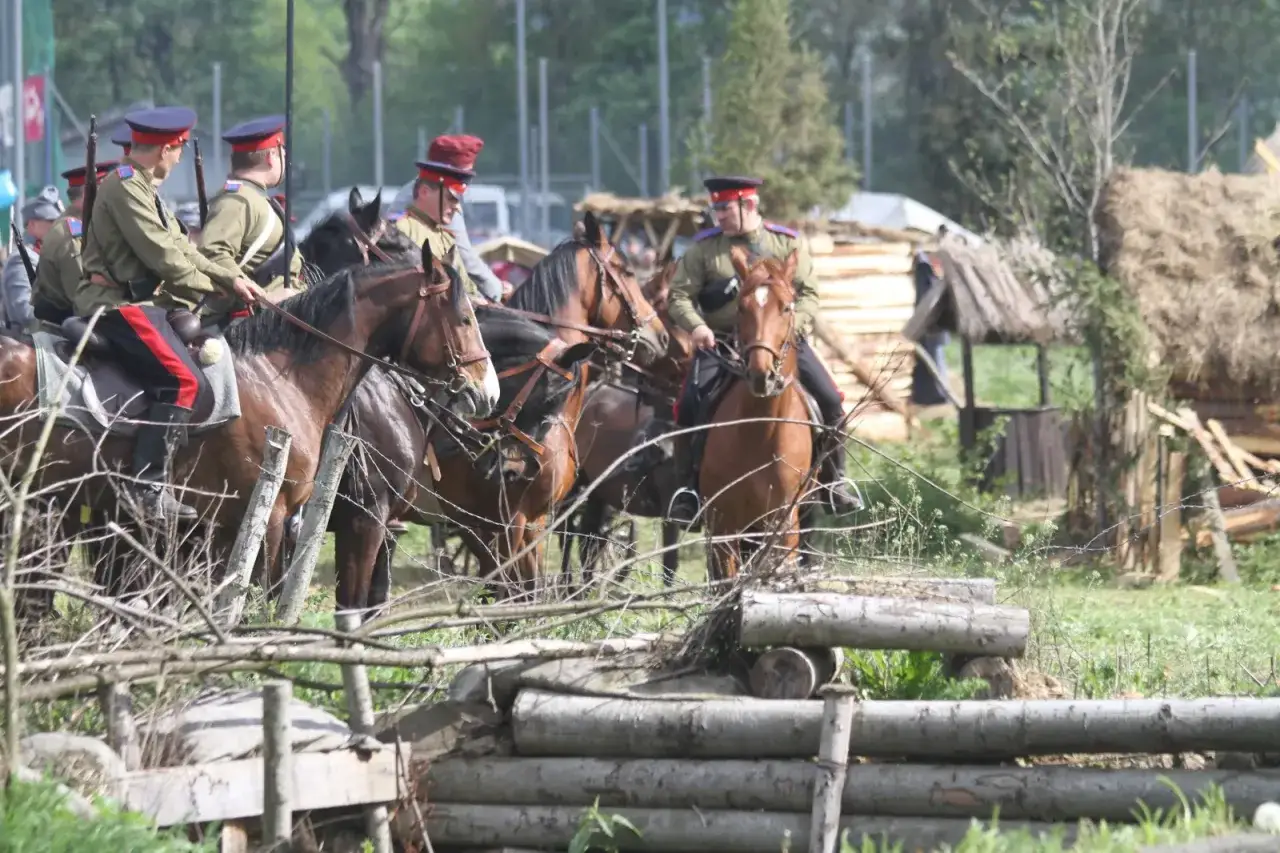 Jeźdźcy w historycznych strojach, konne regietów atrakcje podczas rekonstrukcji.