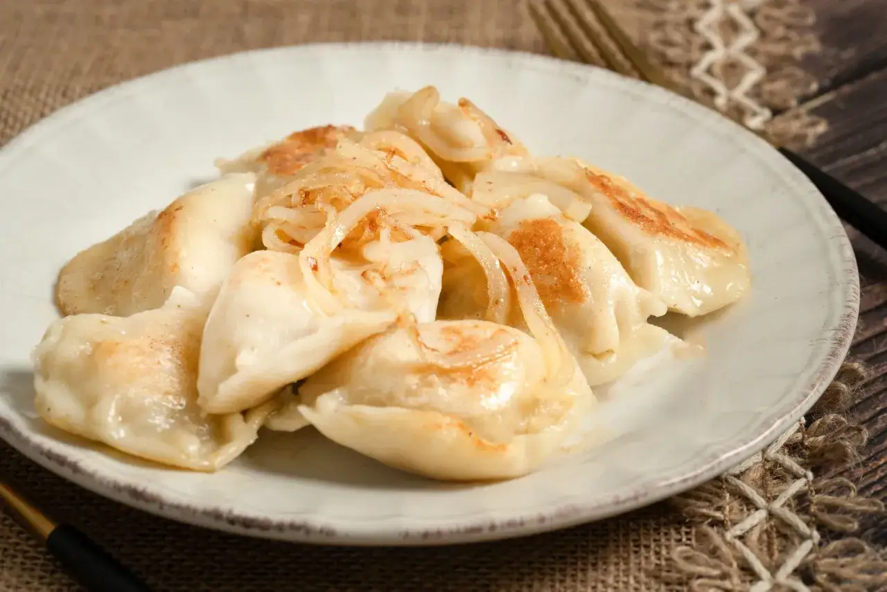 Placek po zb&oacute;jnicku i pierogi g&oacute;rskie