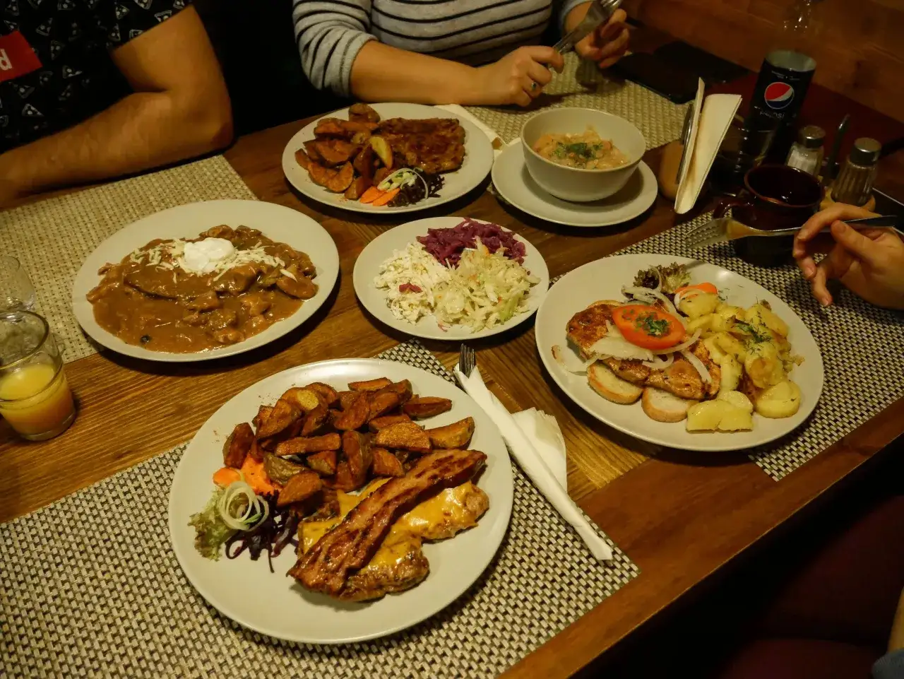 góralskie jedzenie stół bacówka