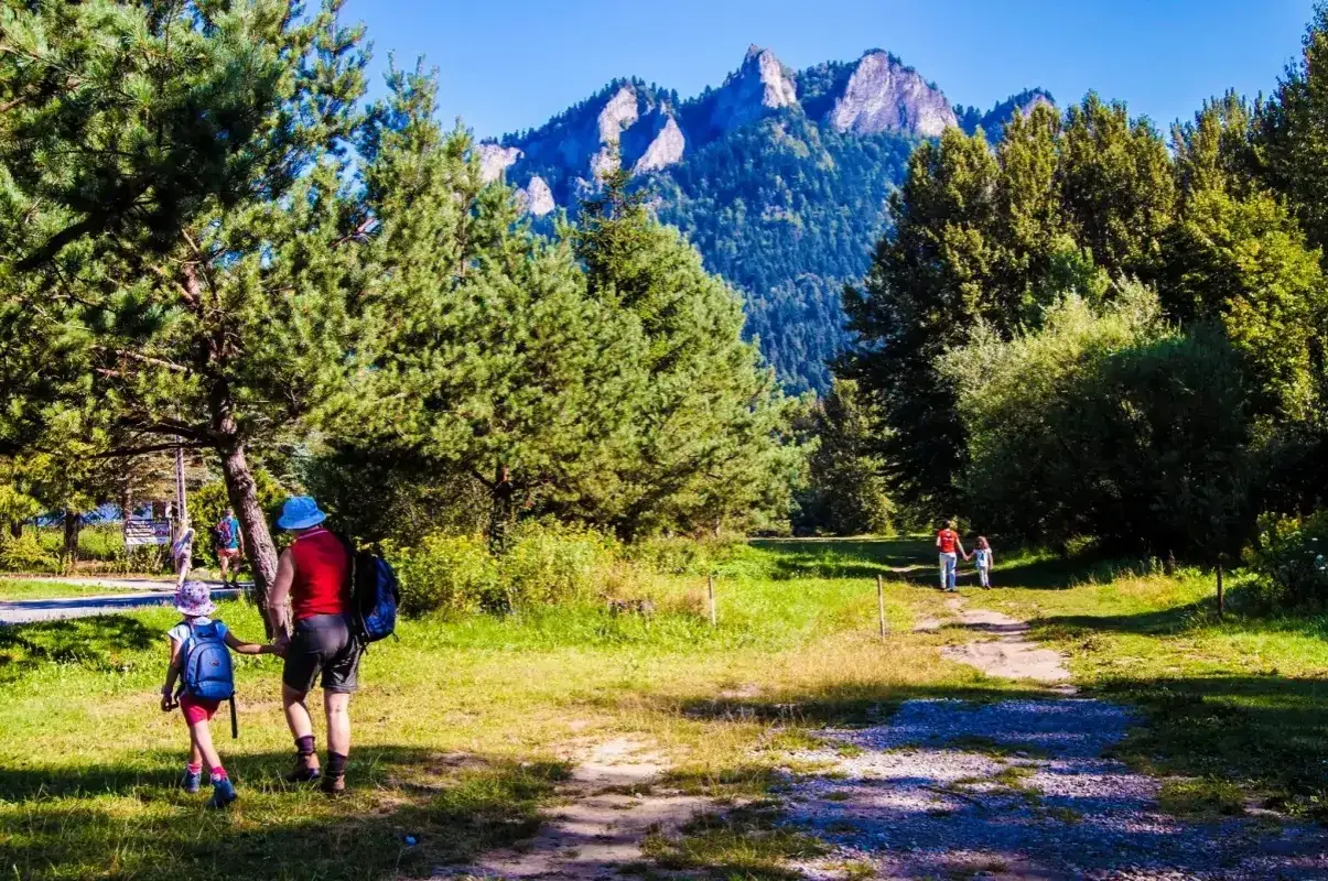 Rodzina z dziećmi na szlaku g&oacute;rskim Pieniny